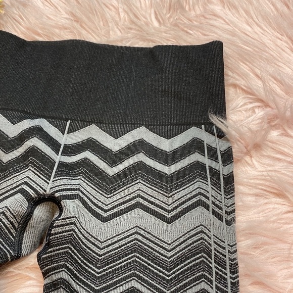 Lululemon Ebb to Street Gray Chevron Seamless Leggings sz 4 - Picture 5 of 13